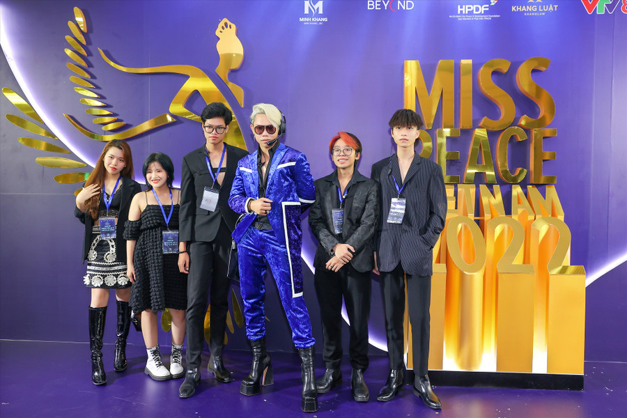 Đêm chung kết “Miss peace Vietnam 2022” cũng có sự góp mặt của nghệ sĩ, NTK. Ảnh: BTC
