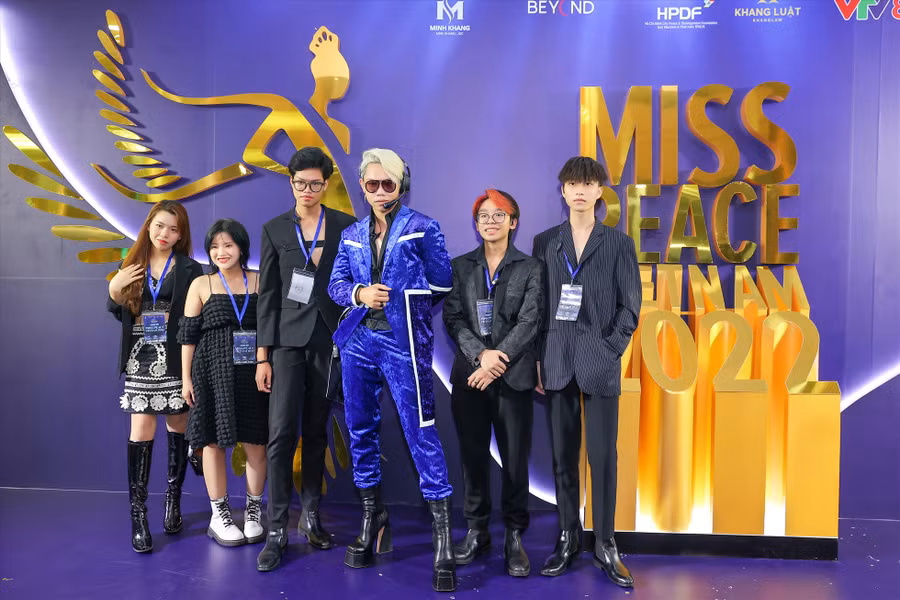 Đêm chung kết “Miss peace Vietnam 2022” cũng có sự góp mặt của nghệ sĩ, NTK. Ảnh: BTC