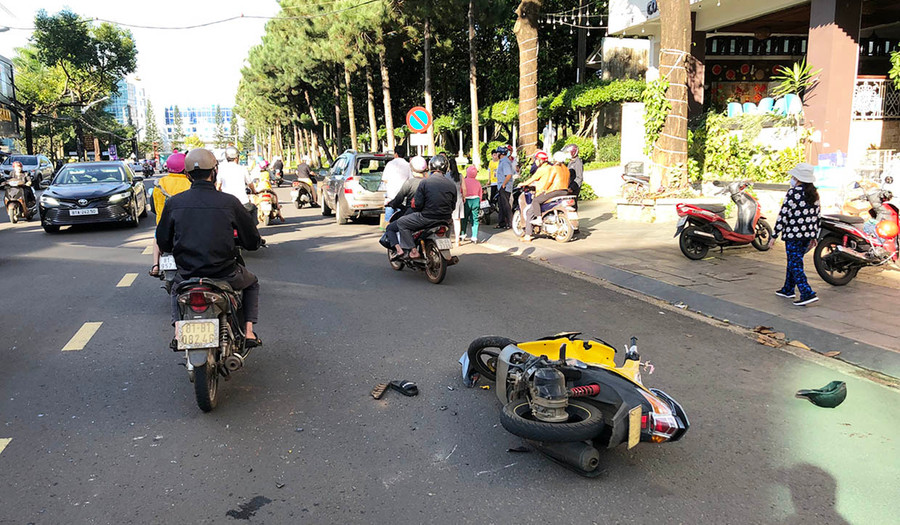 Pleiku: Xe máy tông vào đuôi ô tô, 1 người bị thương ảnh 1 Hiện trường vụ tai nạn. Ảnh: Phạm Dực
