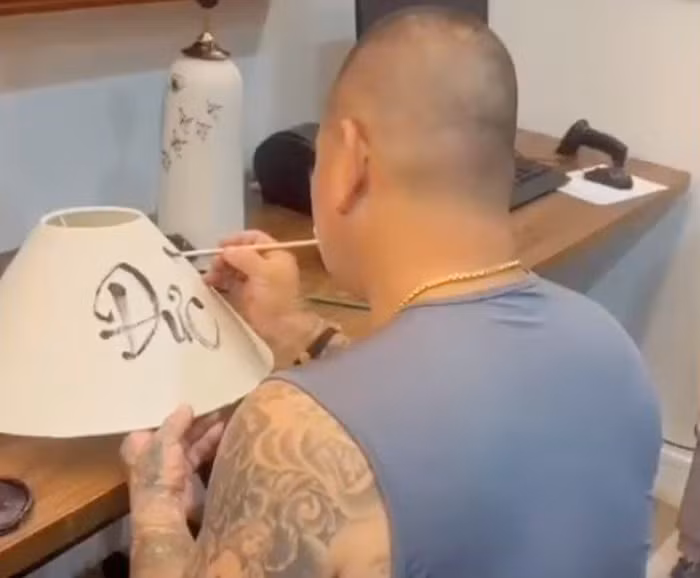 Công việc hằng ngày của Hải “Bánh” bây giờ là vẽ lên những đồ gốm.