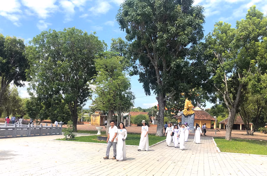  Khu di tích lịch sử Tây Sơn Thượng đạo thu hút đông đảo du khách tham quan. Ảnh: Ngọc Minh