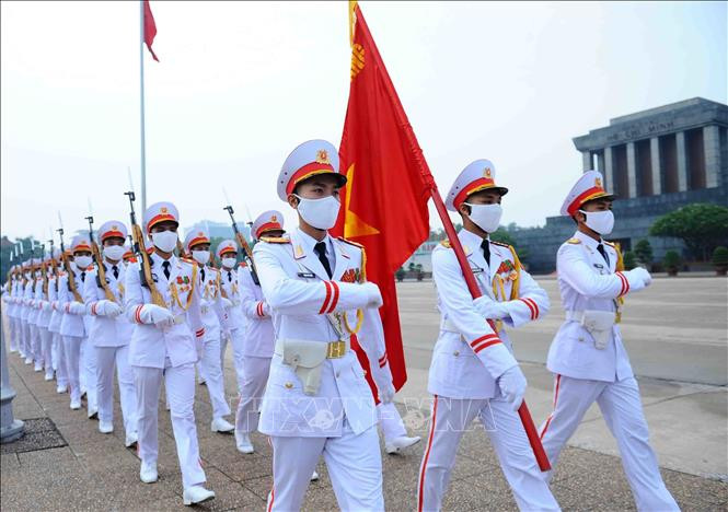 Đội hình thực hiện lễ thượng cờ gồm 37 đồng chí. Dẫn đầu là Quân kỳ quyết thắng, sau đó là 34 đồng chí tiêu binh tượng trưng cho 34 chiến sĩ đầu tiên của Đội Việt Nam tuyên truyền giải phóng quân, tiền thân của Quân đội Nhân dân Việt Nam. Đội hình thực hiện lễ thượng cờ gồm 37 đồng chí. Dẫn đầu là Quân kỳ quyết thắng, sau đó là 34 đồng chí tiêu binh tượng trưng cho 34 chiến sĩ đầu tiên của Đội Việt Nam tuyên truyền giải phóng quân, tiền thân của Quân đội Nhân dân Việt Nam.