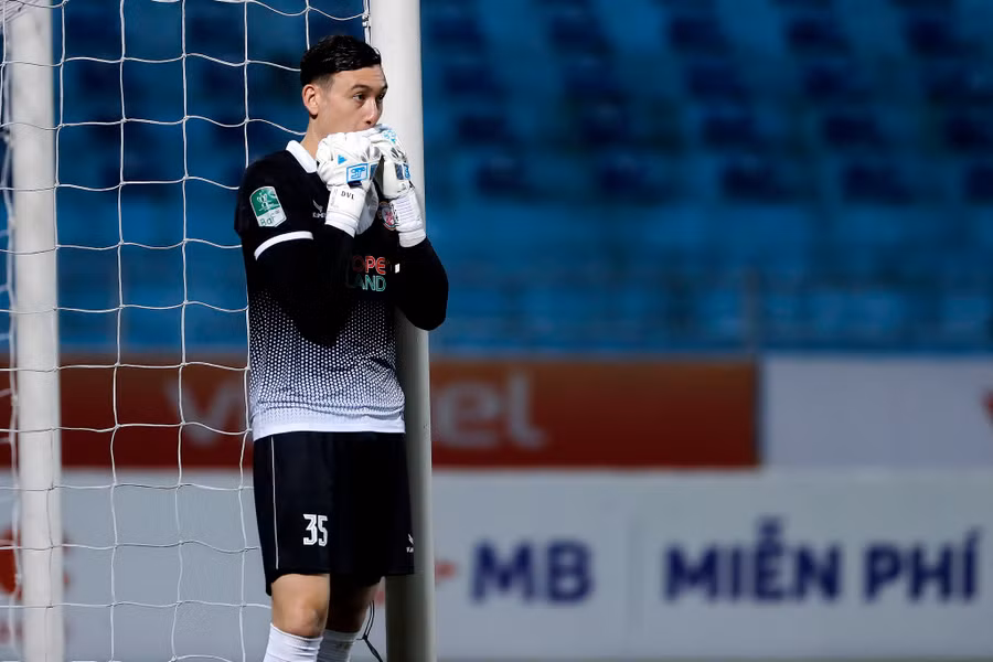 Bên cạnh đẳng cấp, sự xuất hiện của Văn Lâm trong khung thành còn giúp các đồng đội tự tin hơn. Ảnh: Minh Hoàng