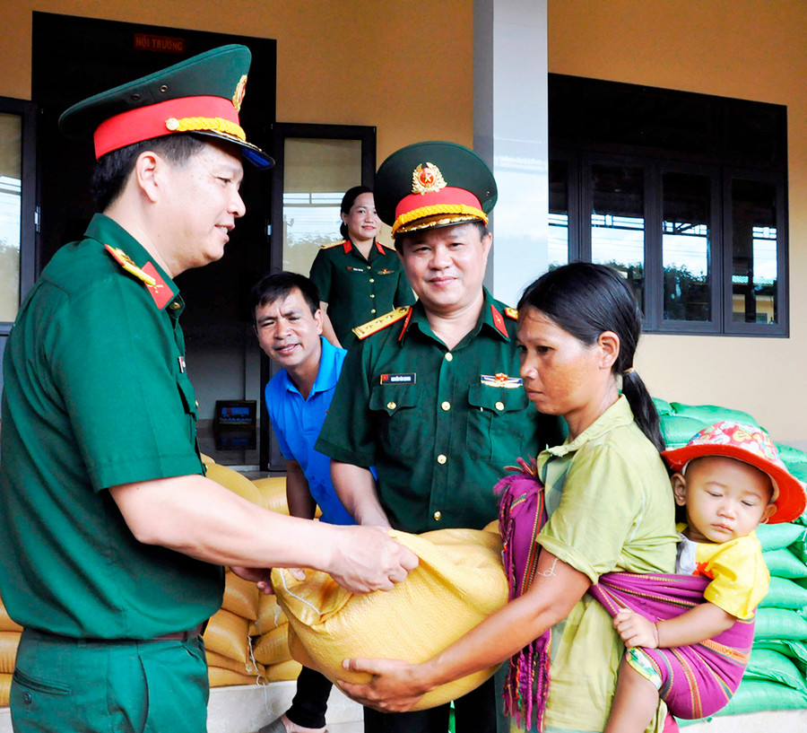 Lãnh đạo Công ty 74 cấp gạo cho người dân. Ảnh: Vĩnh Hoàng Lãnh đạo Công ty 74 cấp gạo cho người dân. Ảnh: Vĩnh Hoàng