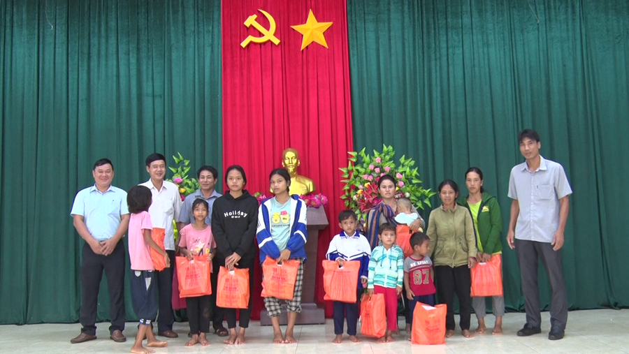 Ông Siu Luynh-PCT UBND huyện Đức Cơ (ngoài cùng, bên phải) tặng quà cho trẻ em có hoàn cảnh khó khăn. Ảnh: Lê Văn Châu