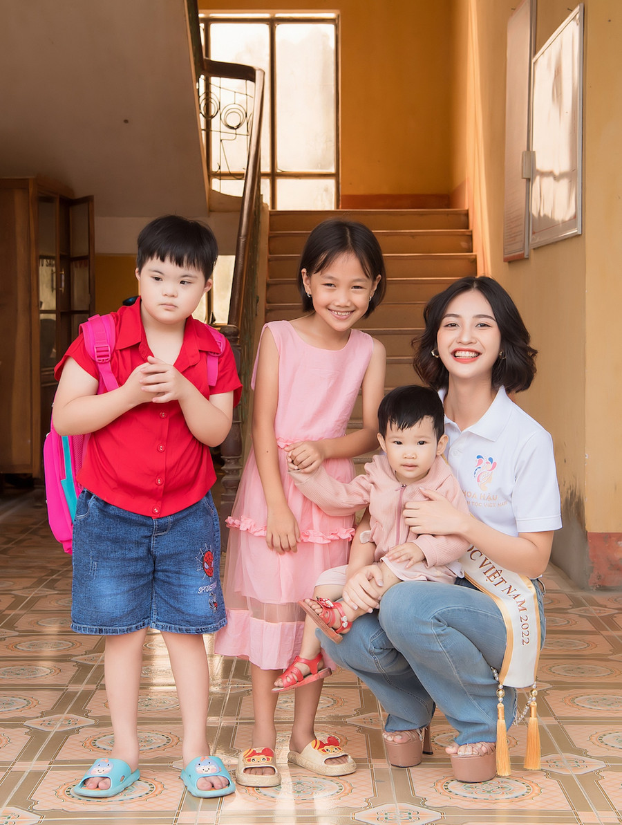 Người đẹp 23 tuổi mong muốn được giúp đỡ nhiều học sinh có hoàn cảnh khó khăn tại các tỉnh miền núi. Ảnh: BTC