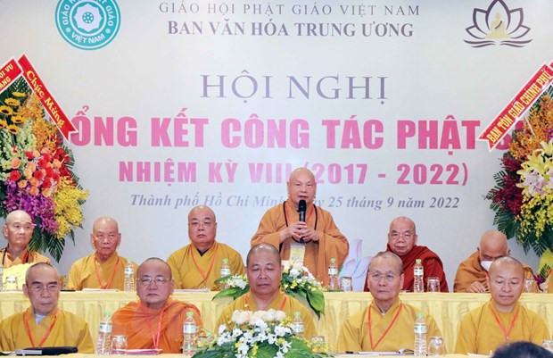 Hòa thượng Thích Thiện Nhơn, Chủ tịch Hội đồng Trị sự Trung ương Giáo hội Phật giáo Việt Nam (đứng) quang lâm chứng minh hội nghị. (Ảnh: Xuân Khu/TTXVN)