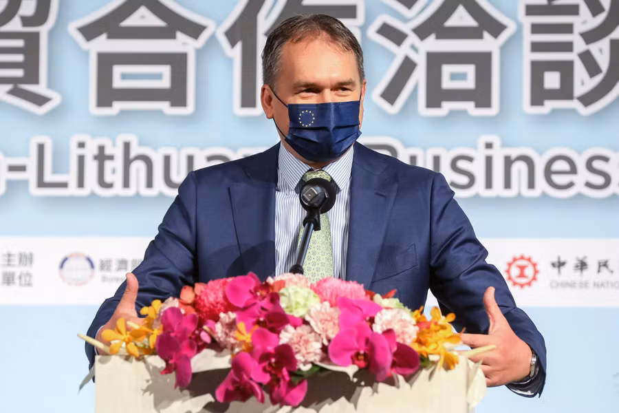  Đại diện của Văn phòng thương mại Lithuania tại Đài Loan Paulius Lukauskas phát biểu tại một sự kiện ở Đài Bắc vào ngày 12.9.2022. Ảnh: AFP