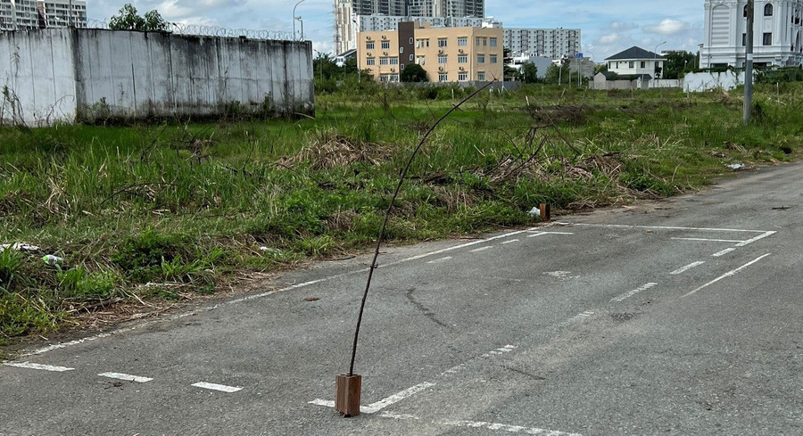 Các “thầy” dùng vạch sơn, gạch, nhánh cây để biến tấu thành bãi tập lái. Ảnh: Trần Duy Khánh