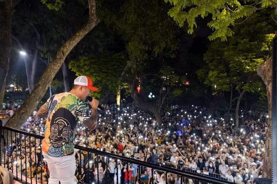  Nam ca sĩ Tuấn Hưng tổ chức liveshow hát ở ban công và bị xử phạt. Nguồn: T.L