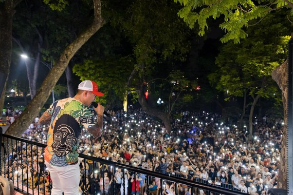 Nam ca sĩ Tuấn Hưng tổ chức liveshow hát ở ban công và bị xử phạt. Nguồn: T.L Nam ca sĩ Tuấn Hưng tổ chức liveshow hát ở ban công và bị xử phạt. Nguồn: T.L