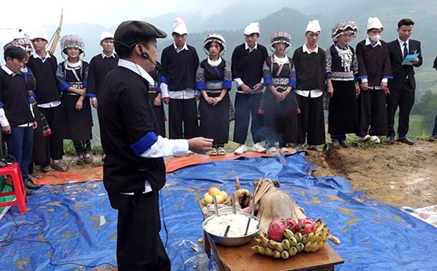 Thầy cúng thực hành nghi lễ cúng cơm mới của người Mông Mù Cang Chải. Nguồn: Baoyenbai