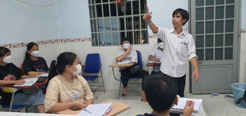 Thầy Khánh cặm cụi chỉ dạy mỗi giờ lên lớp.