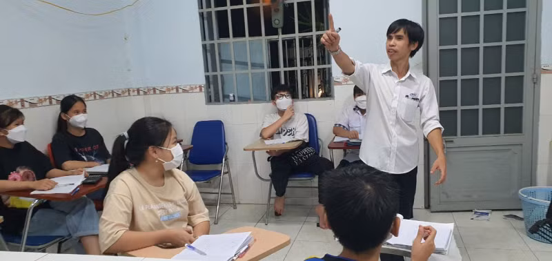 Thầy Khánh cặm cụi chỉ dạy mỗi giờ lên lớp.