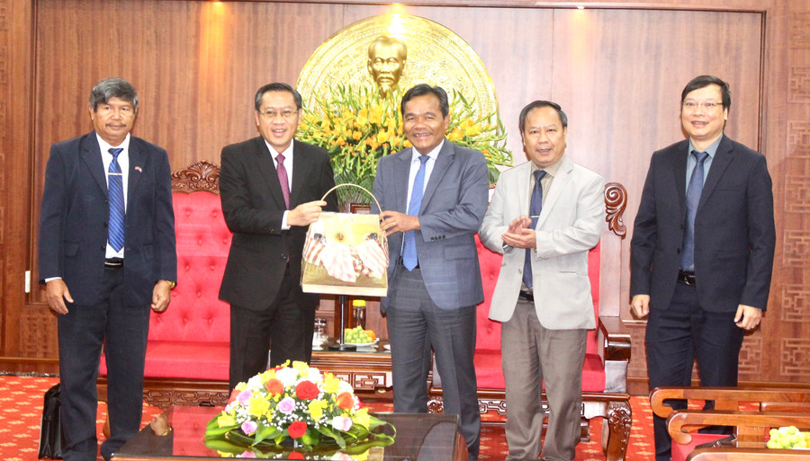 Đoàn đại biểu cấp cao tỉnh Salavan tặng những món quà ý nghĩa đến Thường trực Tỉnh ủy Gia Lai. Ảnh: Phan Lài