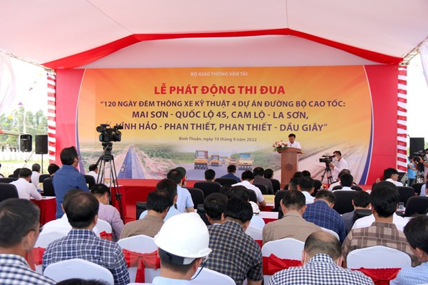 Quang cảnh buổi lễ phát động thi đua 120 ngày đêm thông xe kỹ thuật 4 dự án đường bộ cao tốc. Ảnh: Nguyễn Thanh/TTXVN