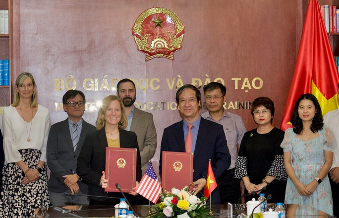 Bộ trưởng Bộ GD-ĐT Nguyễn Kim Sơn và Giám đốc Quốc gia USAID tại Việt Nam Aler Grubbs ký bản ghi nhớ hợp tác nhằm hỗ trợ nâng cao chất lượng giáo dục đại học của Việt Nam - Ảnh: USAID