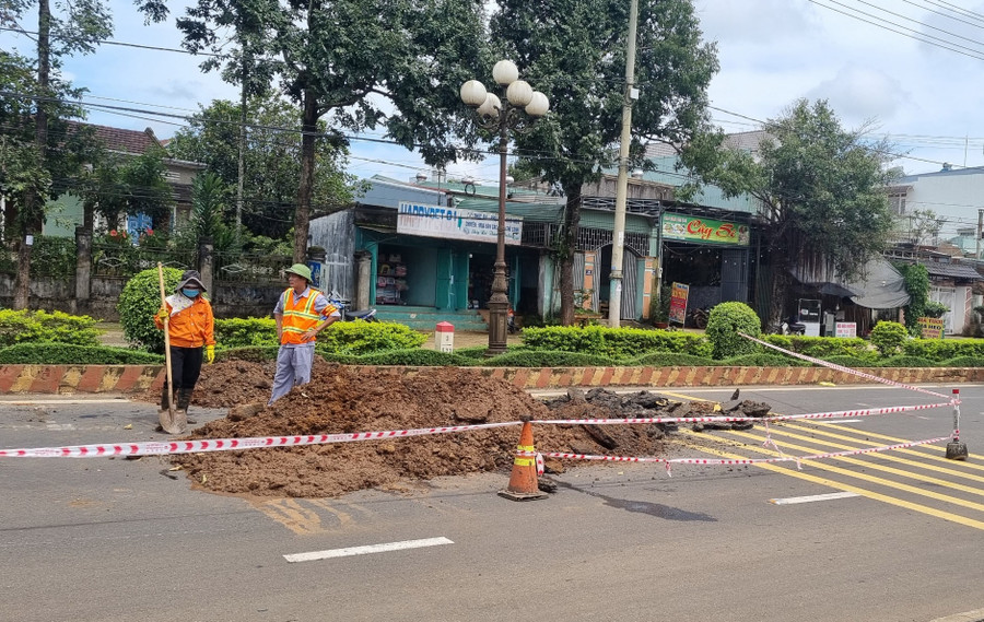 Ngành chức năng tiến hành sửa chữa khu vực này. Ảnh: Hà Phương