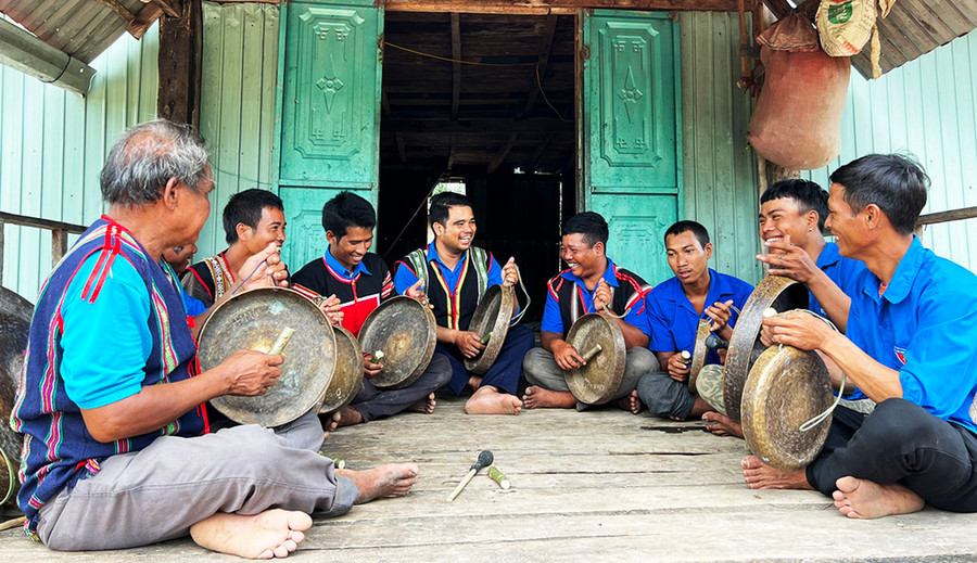 Một buổi sinh hoạt của đội cồng chiêng Chi Đoàn làng Amil, xã Ayun, huyện Chư Sê. Ảnh: Phan Lài  Một buổi sinh hoạt của đội cồng chiêng Chi Đoàn làng Amil, xã Ayun, huyện Chư Sê. Ảnh: Phan Lài