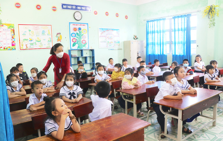 Học sinh lớp 1 (Trường Tiểu học Võ Thị Sáu, phường Tây Sơn, thị xã An Khê) trong ngày tựu trường. Ảnh: Ngọc Minh