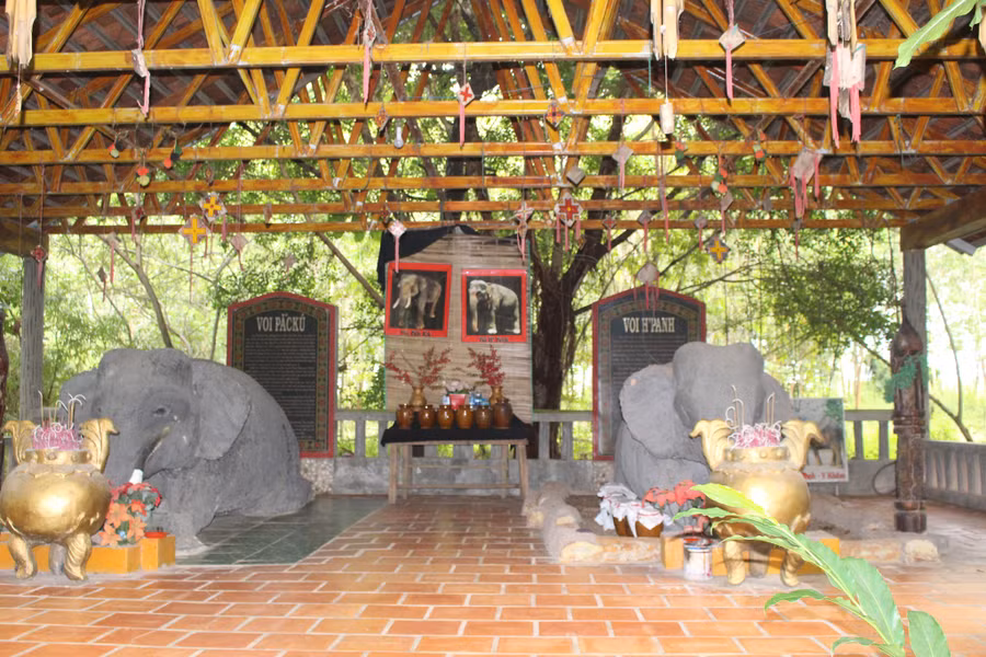 Khu mộ voi, nơi để tưởng nhớ đôi voi Pắc Kú và H’Panh. Ảnh: Quang Viên
