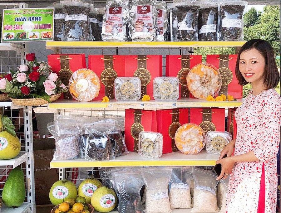 Sản phẩm yến sào Minh Ánh trưng bày tại phiên chợ nông sản an toàn huyện Chư Păh. Ảnh: Phạm Ngọc Sản phẩm yến sào Minh Ánh trưng bày tại phiên chợ nông sản an toàn huyện Chư Păh. Ảnh: Phạm Ngọc