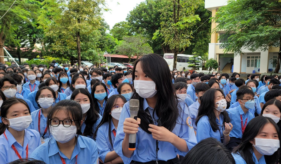 Các em học sinh Trường THPT Chuyên Hùng Vương tham gia trò chơi đuổi hình bắt chữ với những kiến thức liên quan đến pháp luật về an toàn giao thông
