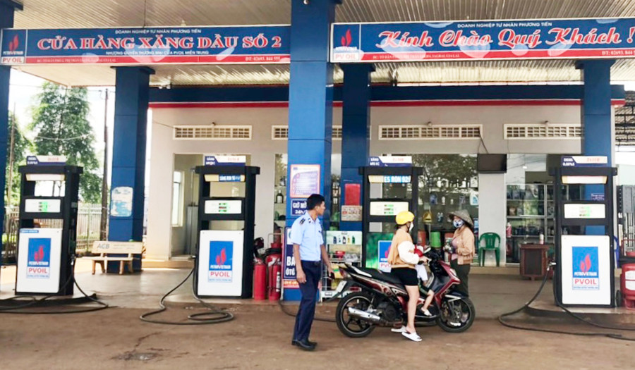 Lực lượng Quản lý thị trường tỉnh tăng cường kiểm tra, giám sát nhằm kịp thời chấn chỉnh các hành vi vi phạm trong kinh doanh xăng dầu. Ảnh: Vũ Thảo  Lực lượng Quản lý thị trường tỉnh tăng cường kiểm tra, giám sát nhằm kịp thời chấn chỉnh các hành vi vi phạm trong kinh doanh xăng dầu. Ảnh: Vũ Thảo