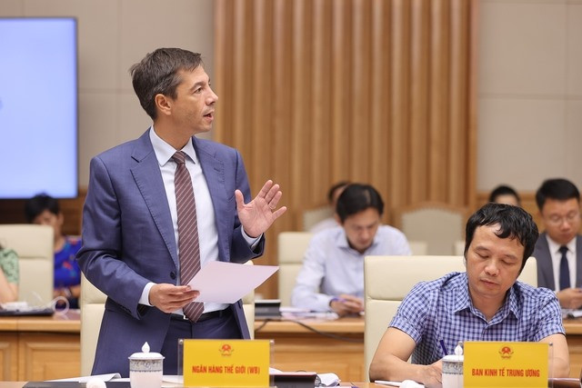 Ông Andrea Copppla, Kinh tế trưởng Ngân hàng Thế giới tại Việt Nam WB cho rằng kinh tế Việt Nam phục hồi rất nhanh chóng và rất ấn tượng. Ông Andrea Copppla, Kinh tế trưởng Ngân hàng Thế giới tại Việt Nam WB cho rằng kinh tế Việt Nam phục hồi rất nhanh chóng và rất ấn tượng.