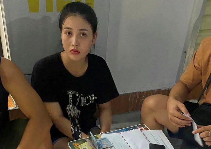 Hoàng Thị Trang bị lực lượng công an bắt giữ. Hoàng Thị Trang bị lực lượng công an bắt giữ.