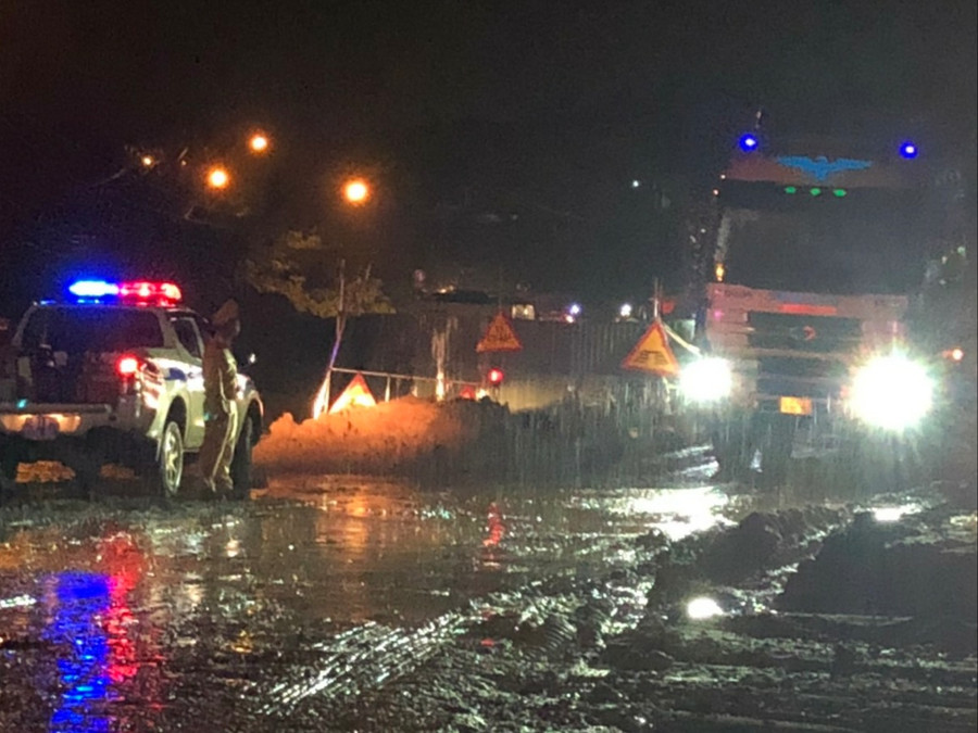 Quốc lộ 19, đoạn qua cầu Vàng, xã Kdang, Đak Đoa thường xuyên bị ùn tắc khi có mưa lớn. Ảnh: Lê Anh Tuyến quốc lộ 19, đoạn qua cầu Vàng, xã Kdang, Đak Đoa thường xuyên bị ùn tắc khi có mưa lớn. Ảnh: Lê Anh