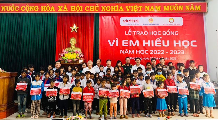 Đoàn đã trao 70 suất học bổng cho các em học sinh vượt khó học giỏi huyện Mang Yang. Ảnh: Hồng Thương