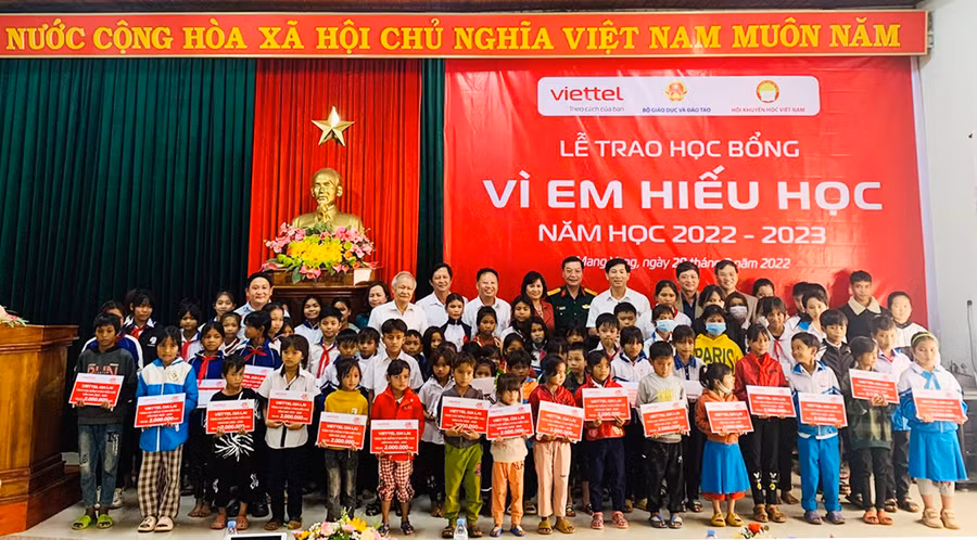 Đoàn đã trao 70 suất học bổng cho các em học sinh vượt khó học giỏi huyện Mang Yang. Ảnh: Hồng Thương