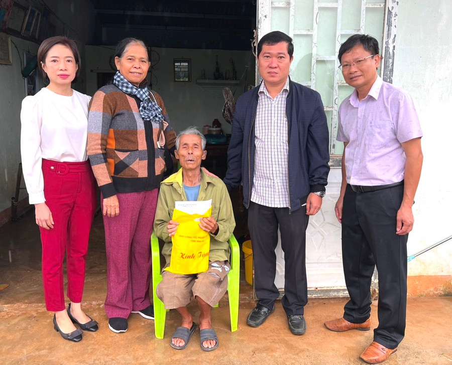 Đoàn thăm ông Nguyễn Văn Dến, thôn Trạch 2, thị trấn Ia Kha, huyện Ia Grai. Ảnh. Đinh Yến