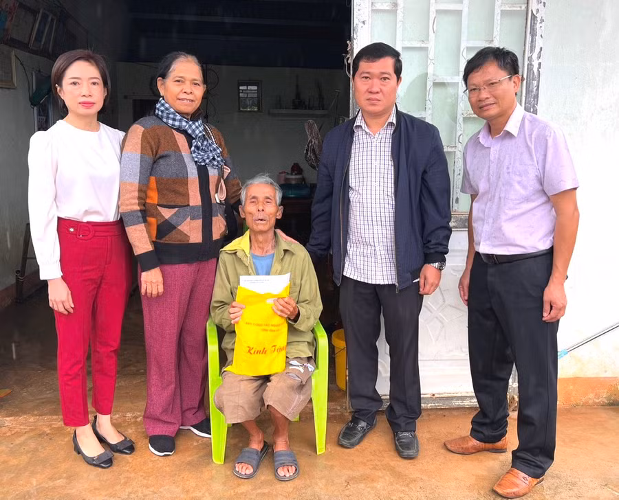 Đoàn thăm ông Nguyễn Văn Dến (thôn Trạch 2, thị trấn Ia Kha, huyện Ia Grai). Ảnh: Đinh Yến Đoàn thăm ông Nguyễn Văn Dến, thôn Trạch 2, thị trấn Ia Kha, huyện Ia Grai. Ảnh. Đinh Yến