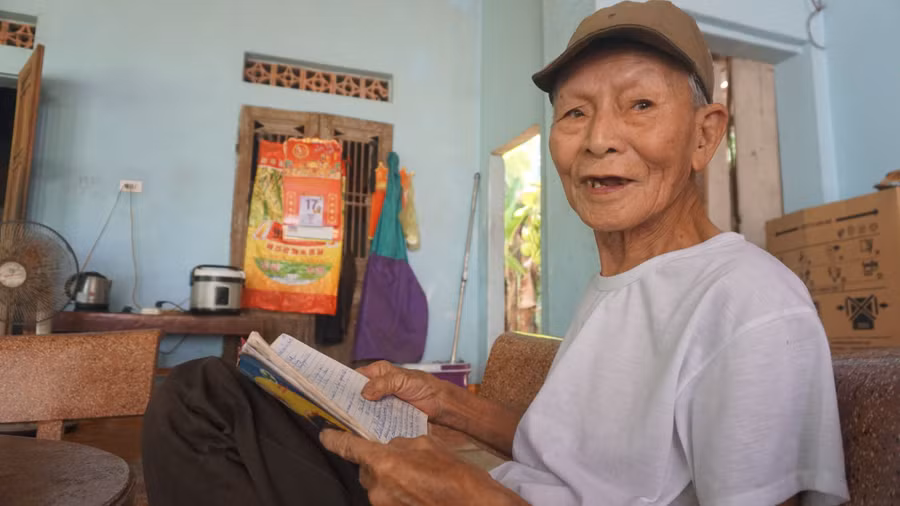 Ông Lê Chức, người đã cùng gia đình mình che chở cho người thân của Hoàng thân Souphanouvong. Ảnh: Minh Hải