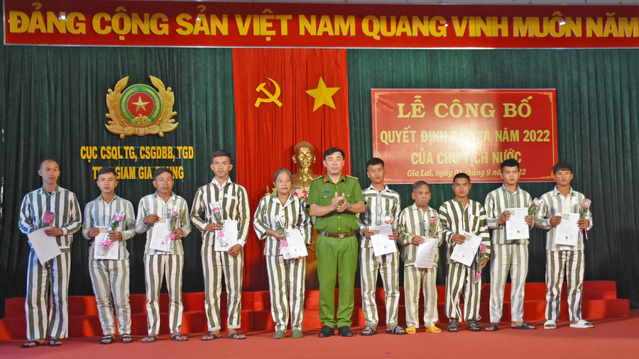 Đại tá Đào Ngọc Sỹ-Giám thị Trại giam Gia Trung trao quyết định đặc xá cho các phạm nhân. Ảnh: Hà Phương