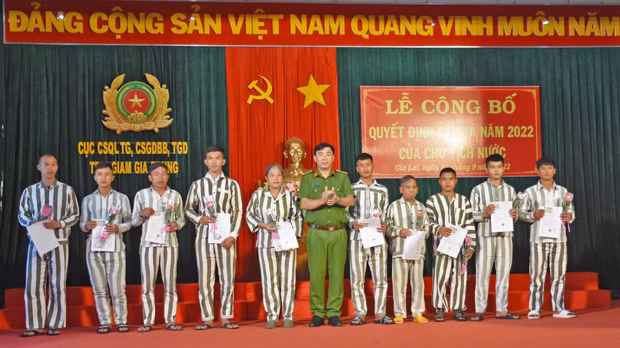 Đại tá Đào Ngọc Sỹ-Giám thị Trại giam Gia Trung trao quyết định đặc xá cho các phạm nhân. Ảnh: Hà Phương