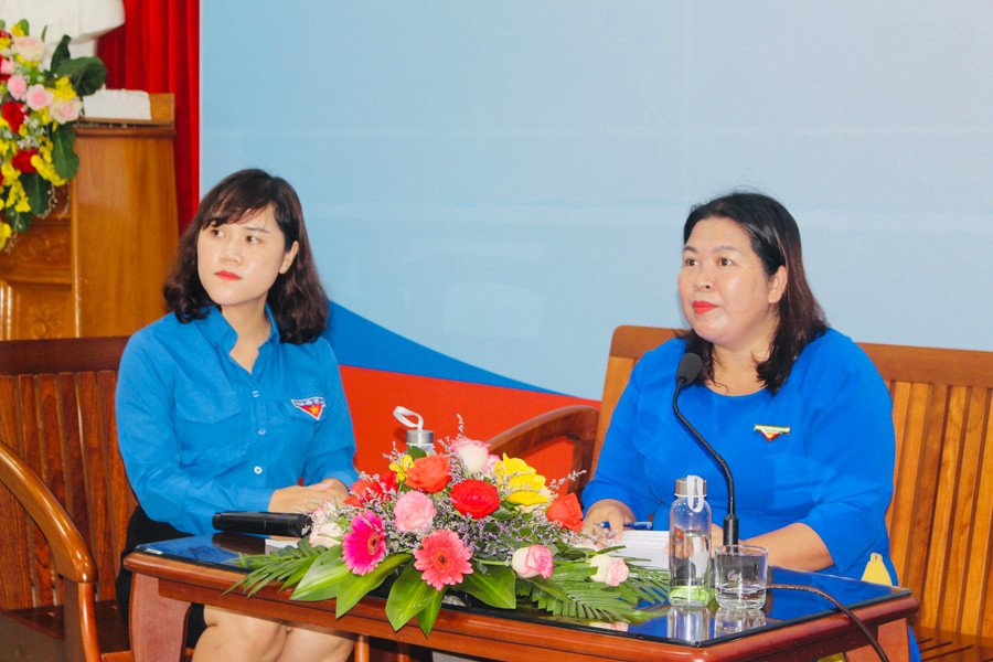 Bí thư Tỉnh Đoàn Hà Thị Giang Thảo (bìa phải) trả lời câu hỏi của thanh niên tại chương trình đối thoại. Ảnh: Phan Lài