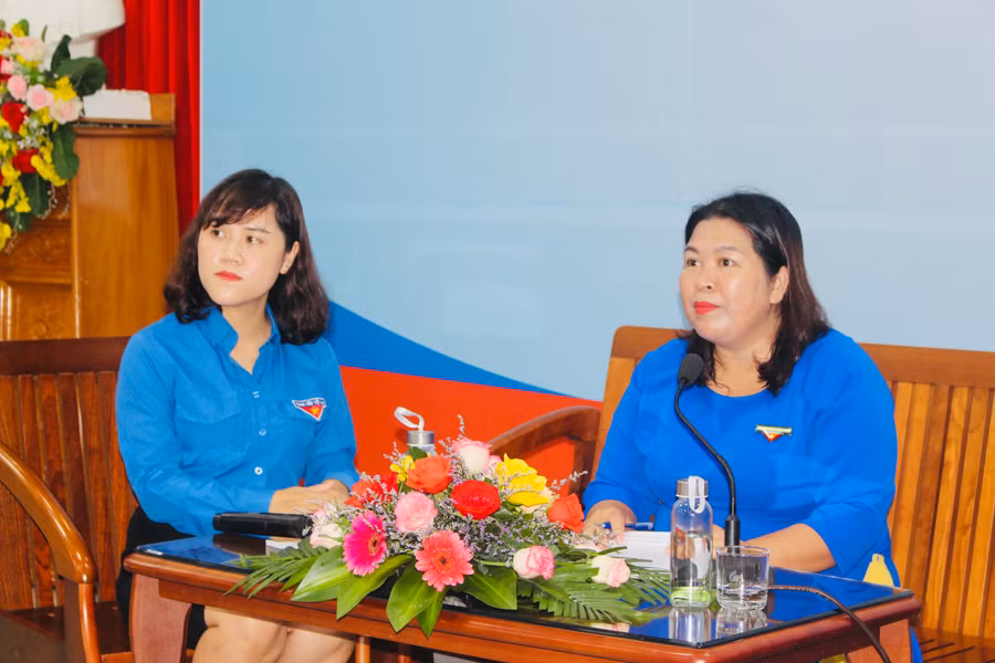 Bí thư Tỉnh Đoàn Hà Thị Giang Thảo (bìa phải) trả lời câu hỏi của thanh niên tại chương trình đối thoại. Ảnh: Phan Lài