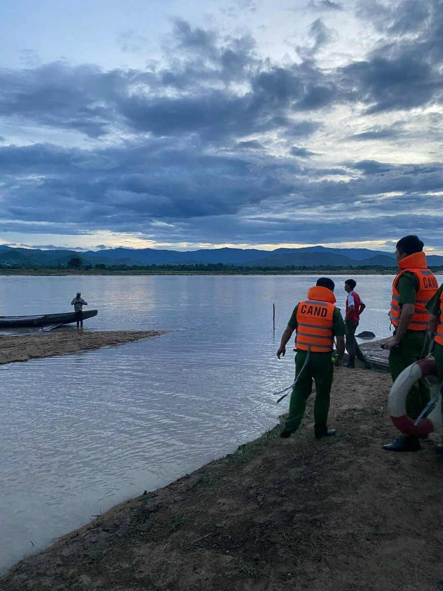 Lực lượng chức năng đã tìm thấy thi thể cháu Ksor Phút cách hiện trường xảy ra vụ việc khoảng 6 km. Ảnh Công an huyện Krông Pa cung cấp Lực lượng chức năng đã tìm thấy thi thể cháu Ksor Phút cách hiện trường xảy ra vụ việc khoảng 6 km. ẢnhCông an huyện Krông Pa cung cấp