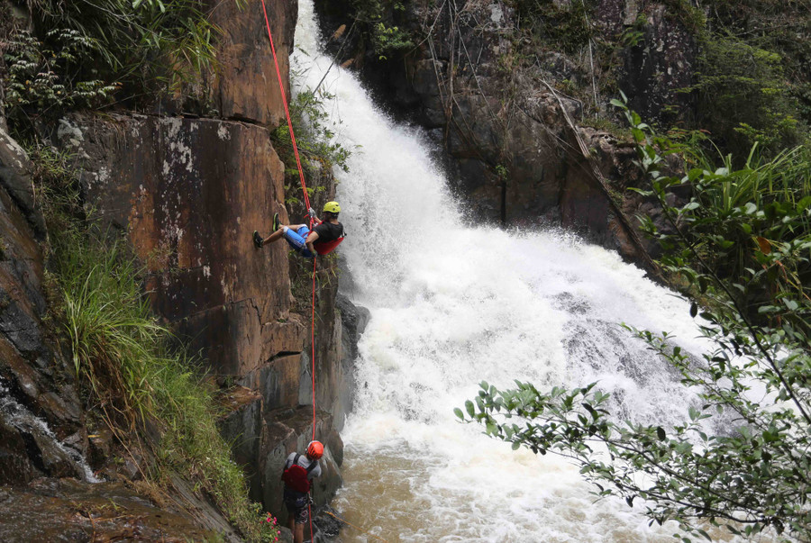 Đu dây vượt thác Datanla thu hút nhiều du khách nước ngoài tham gia. Ảnh: Lâm Viên