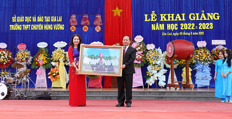 Hiệu trưởng Trường THPT chuyên Hùng Vương Lê Thị Thu (bìa trái) đón nhận phần quà của Thường trực Tỉnh ủy từ Phó Bí thư Tỉnh ủy Rah Lan Chung. Ảnh: Mộc Trà