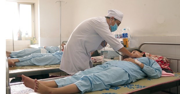 Điều trị cho bệnh nhân sốt xuất huyết. Ảnh: Xuân Triệu/TTXVN Điều trị cho bệnh nhân sốt xuất huyết. Ảnh: Xuân Triệu/TTXVN