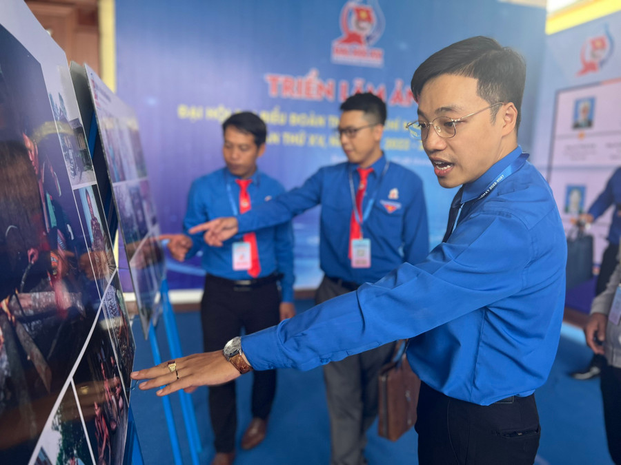 Anh Nguyễn Bảo Tân, Phó bí thư Tỉnh Đoàn Kon Tum thăm quan khu vực trưng bày ảnh về vùng đất, con người tại Kon Tum. Ảnh: Đức Nhật