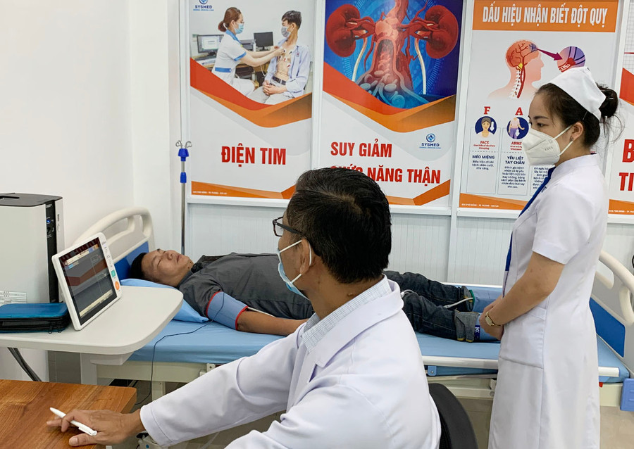  Bác sĩ khám, chẩn đoán bệnh xơ vữa động mạch cho người dân tại Phòng khám Đa khoa SYSMED Phù Đổng. Ảnh: Như Ý