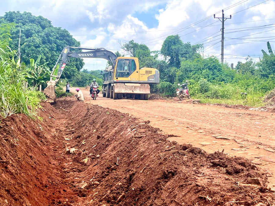 Người dân cho rằng với kiểu thi công “nhỏ giọt” như hiện nay, không biết đến bao giờ hàng trăm hộ dân sống dọc theo tuyến đường này mới thoát khỏi cảnh khốn khổn vì con đường “mưa lầy, nắng bụi”. Ảnh: Nguyễn Sang Người dân cho rằng với kiểu thi công “nhỏ giọt” như hiện nay, không biết đến bao giờ hàng trăm hộ dân sống dọc theo tuyến đường này mới thoát khỏi cảnh khốn khổn vì con đường “mưa lầy, nắng bụi”. Ảnh: Nguyễn Sang