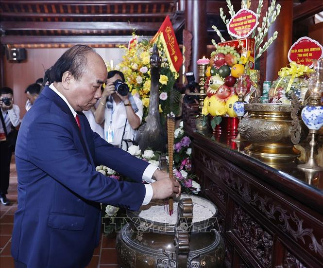 Chủ tịch nước Nguyễn Xuân Phúc dâng hương tưởng niệm Tổng Bí thư Lê Hồng Phong tại Khu tưởng niệm Tổng Bí thư Lê Hồng Phong ở huyện Hưng Nguyên, tỉnh Nghệ An. Ảnh: TTXVN