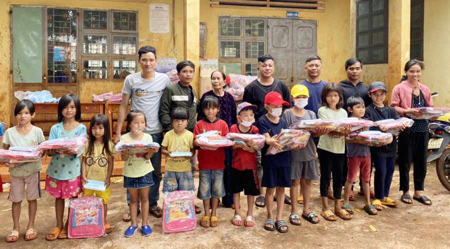  oàn công tác tặng quà cho học sinh nghèo, khó khăn xã Ia Phang , huyện Chư Pưh. Ảnh: Hồng Ngọc