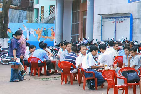 Cà phê vỉa hè. Ảnh: Nguyễn Giác